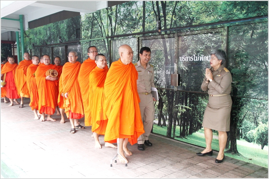 ﻿กรมบังคับคดีจัดกิจกรรมทำบุญตักบาตร เพื่อน้อมถวายเป็นพระราชกุศลพระบาทสมเด็จพระปรมินทรมหาภูมิพลอดุลยเดช บรมนาถบพิตร เนื่องในวันคล้ายวันสวรรคต 13 ตุลาคม 2561